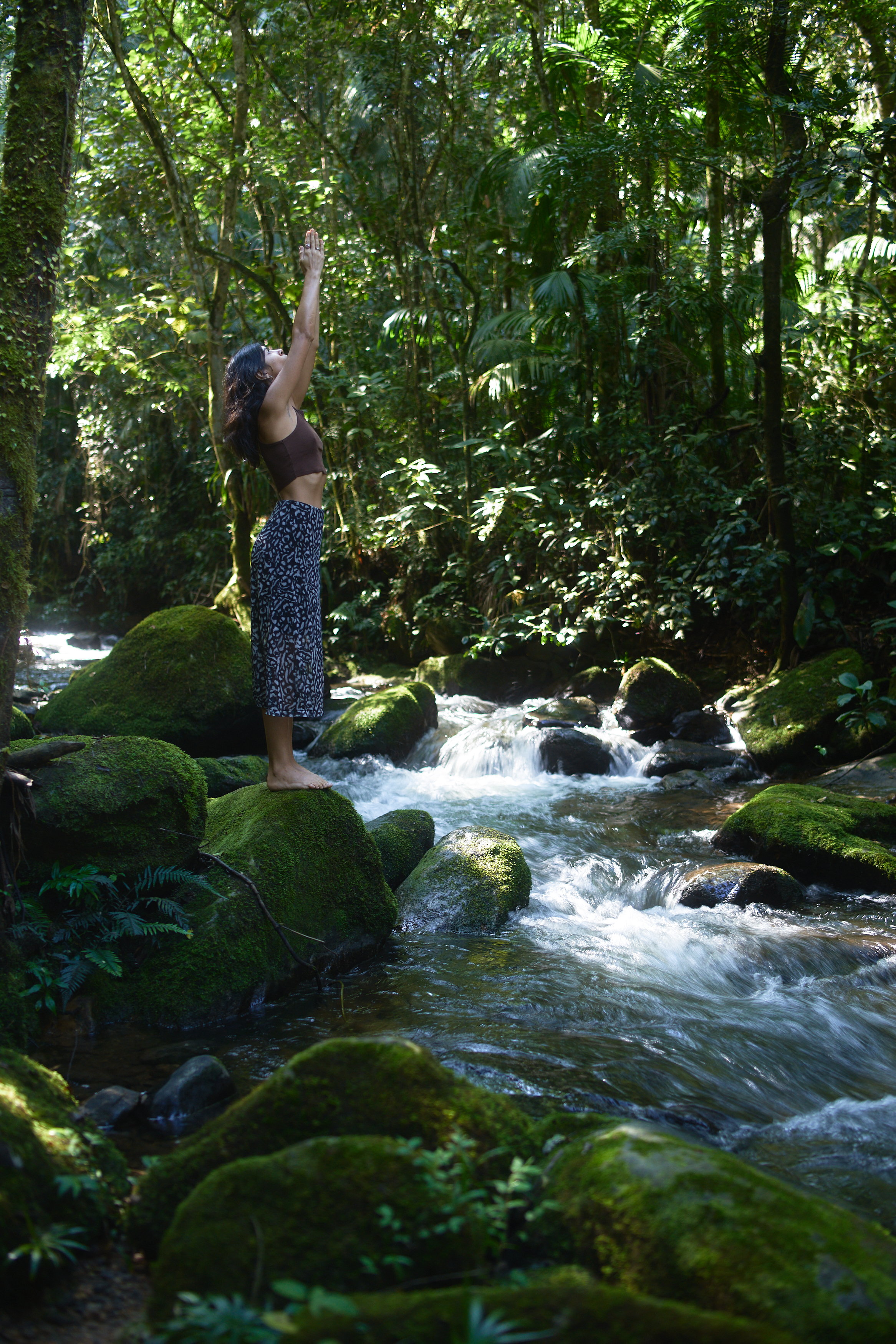 Nayara em meio à natureza, em um cenário de presença e silêncio.